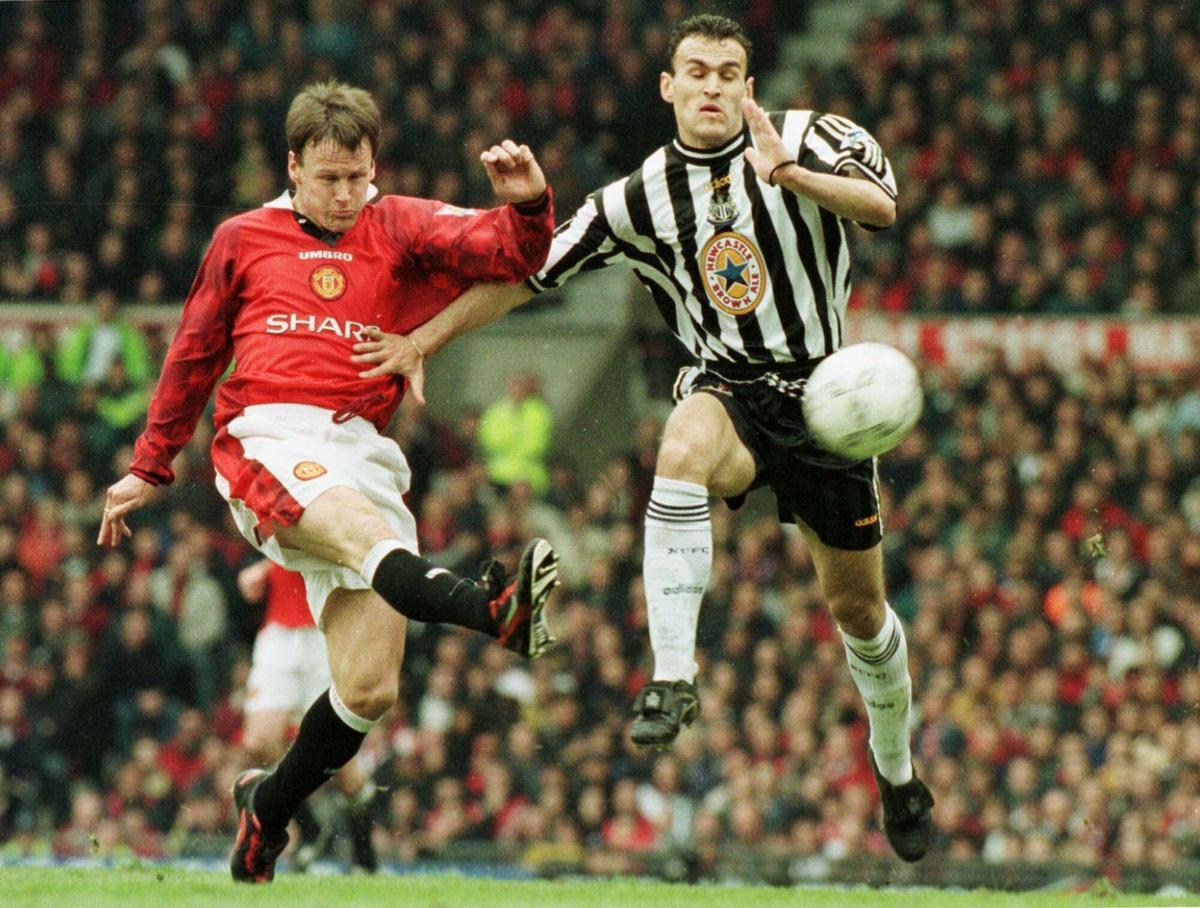 Teddy Sheringham y Alessandro Pistone, durante un encuentro de Premier League