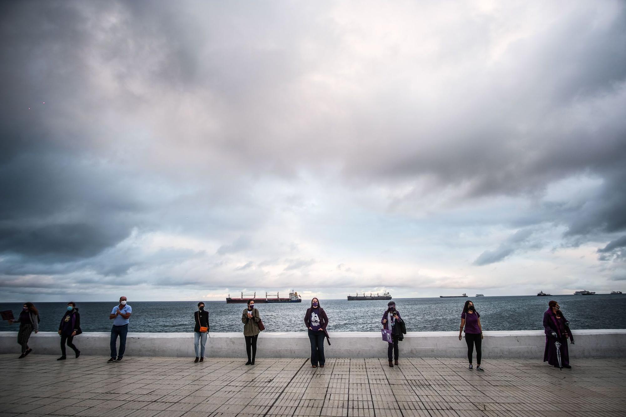 Una cadena humana viste de violeta la Avenida Marítima en el 8M