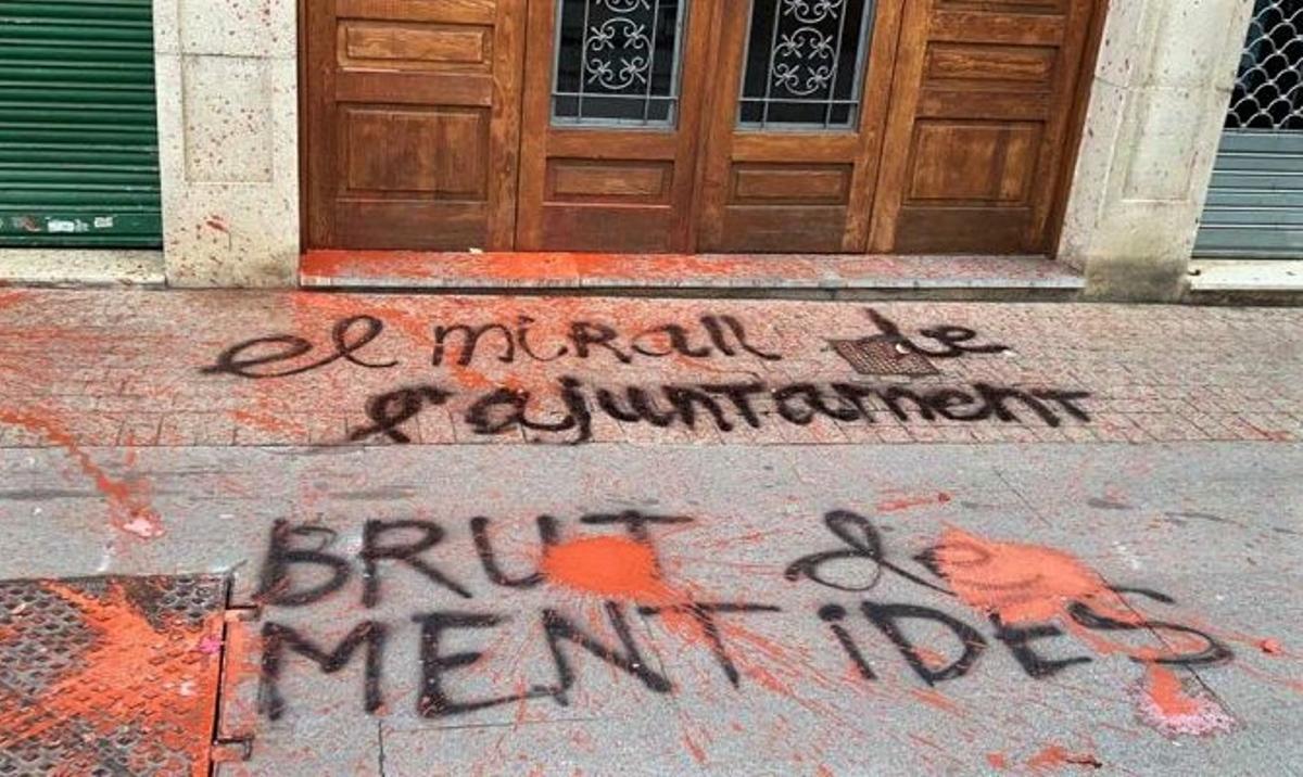 Ataquen la redacció del diari ‘El Mirall’ de Santa Coloma de Gramenet Ataquen la redacció del diari ‘El Mirall’ de Santa Coloma de Gramenet