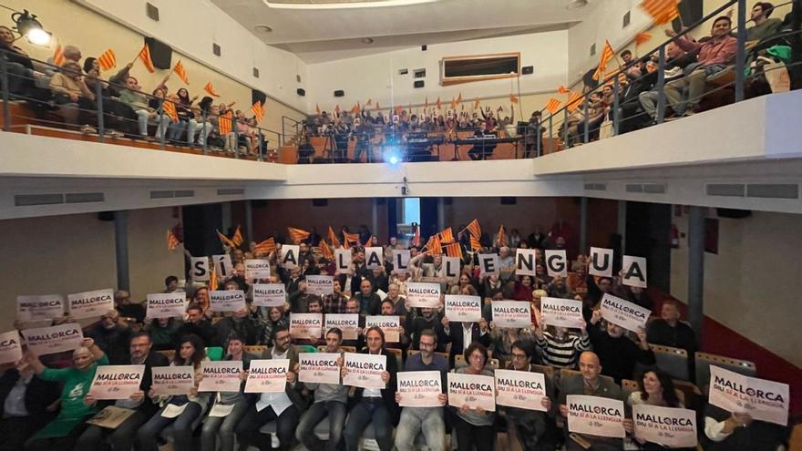 El teatro Sa Societat de Calvià fue testigo del acto inicial de la campañ ‘Sí a la llengua’ promovida por la Obra Cultural Balear.  |