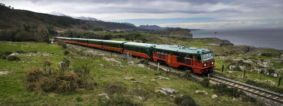El Expreso de La Robla a su paso junto al mar