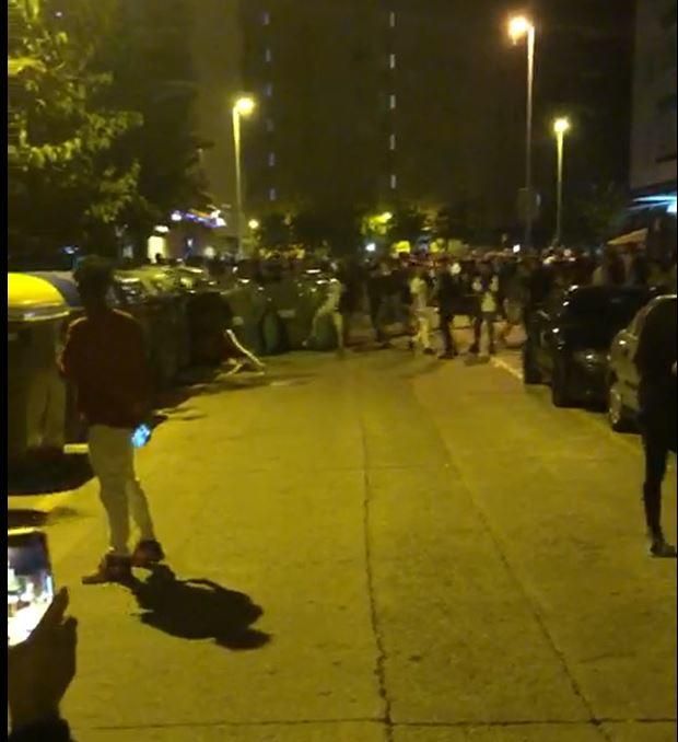 Un grup de joves genera aldarulls a la zona d'oci nocturn de Blanes