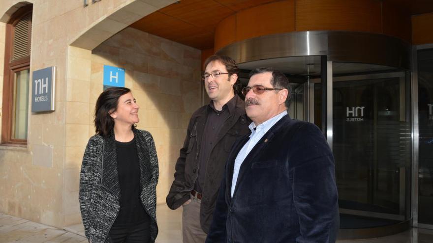 Los investigadores Bernal, Martínez y Mellinas, frente al hotel NH.