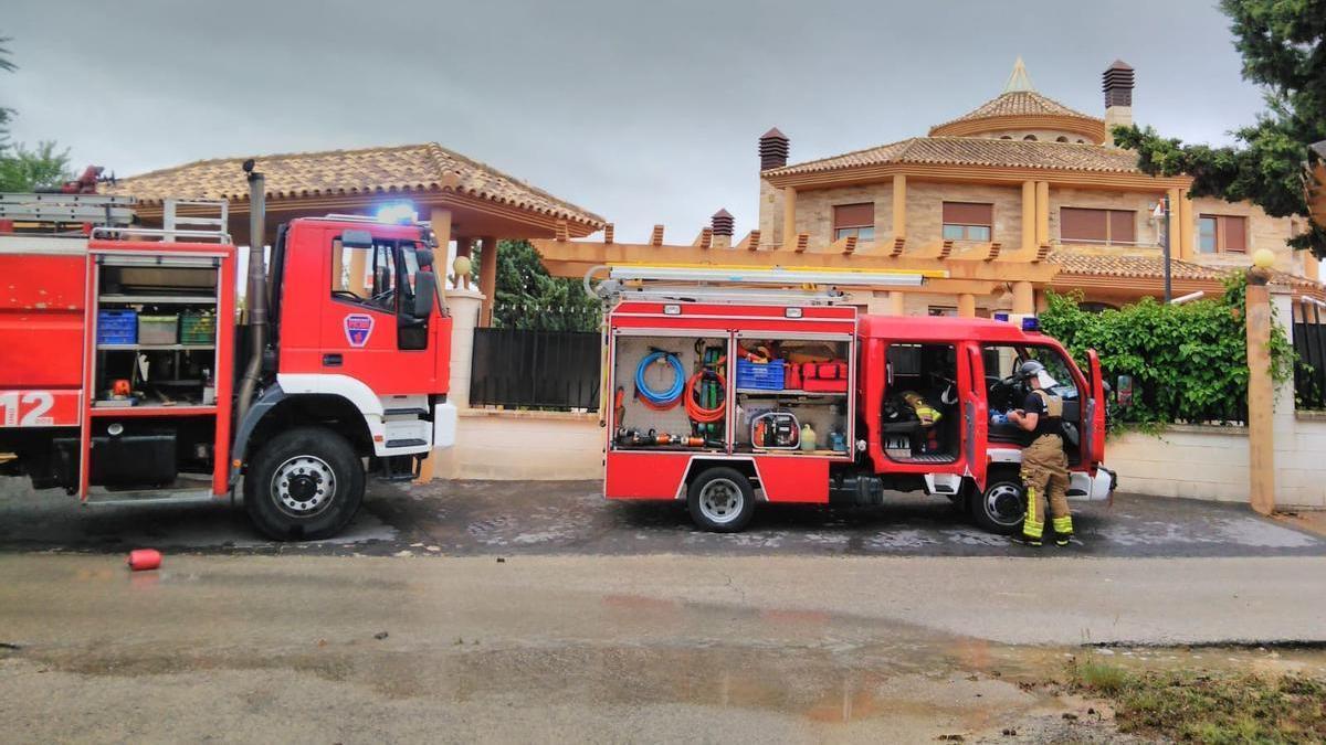 Achique de agua realizado esta tarde por los bomberos del Consorcio de Extinción de Incendios y Salvamento de la Región de Murcia en el sótano de una vivienda del término municipal de Yecla