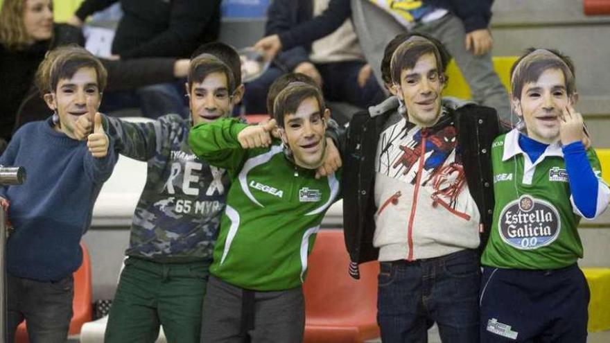 Niños aficionados al Liceo posan con la careta de Jordi Bargalló en el Palacio de los Deportes de Riazor.