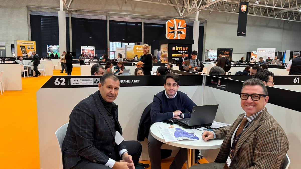 El diputado de Turismo de la Diputación Provincial de Huesca, Sergio Serra, y el director gerente de TuHuesca, Fernando Blasco, en una de las reuniones mantenidas en INTUR, la Feria Internacional de Turismo de Valladolid.