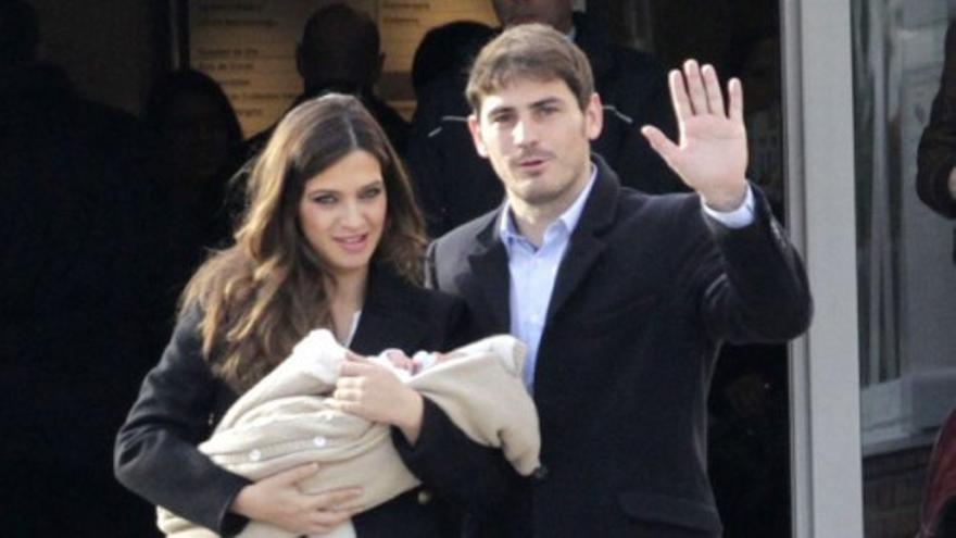 Casillas y Carbonero posan con el pequeño Martín a la salida de la clínica