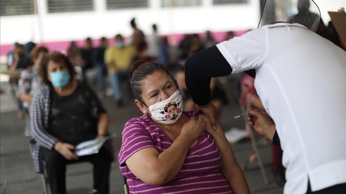 MEX7625  NEZAHUALCOYOTL (MEXICO)  19 03 2021 - Personas de la tercera edad acuden hoy a recibir la primera dosis de la vacuna contra la covid-19  en el municipio de Nezahualcoyotl  en el Estado de Mexico (Mexico)  Estados Unidos prestara al Gobierno mexicano 2 7 millones de vacunas de AstraZeneca que llegaran la proxima semana  un acuerdo que inyectara velocidad a la rezagada campana mexicana de vacunacion aunque despierta dudas por concretarse en plena crisis migratoria  EFE  Sashenka Gutierrez