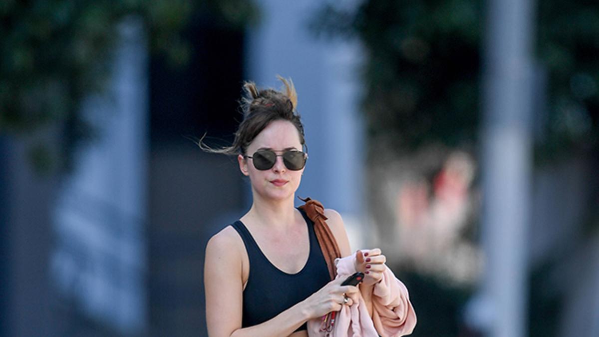 Dakota Johnson con 'look' deportivo a la salida del gimnasio