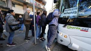 Las paradas de autobuses urbanos e interurbanos de Meridiana-Sagrera, durante la jornada de huelga de transporte por carretera.