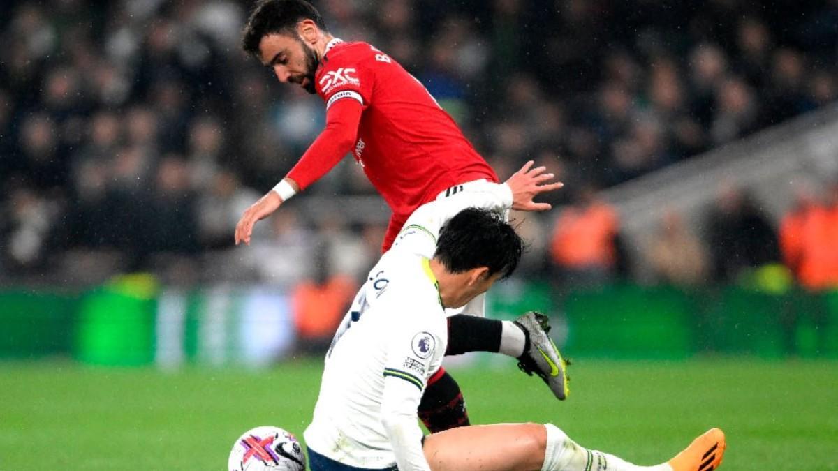 Bruno Fernandes y Son disputan un balón