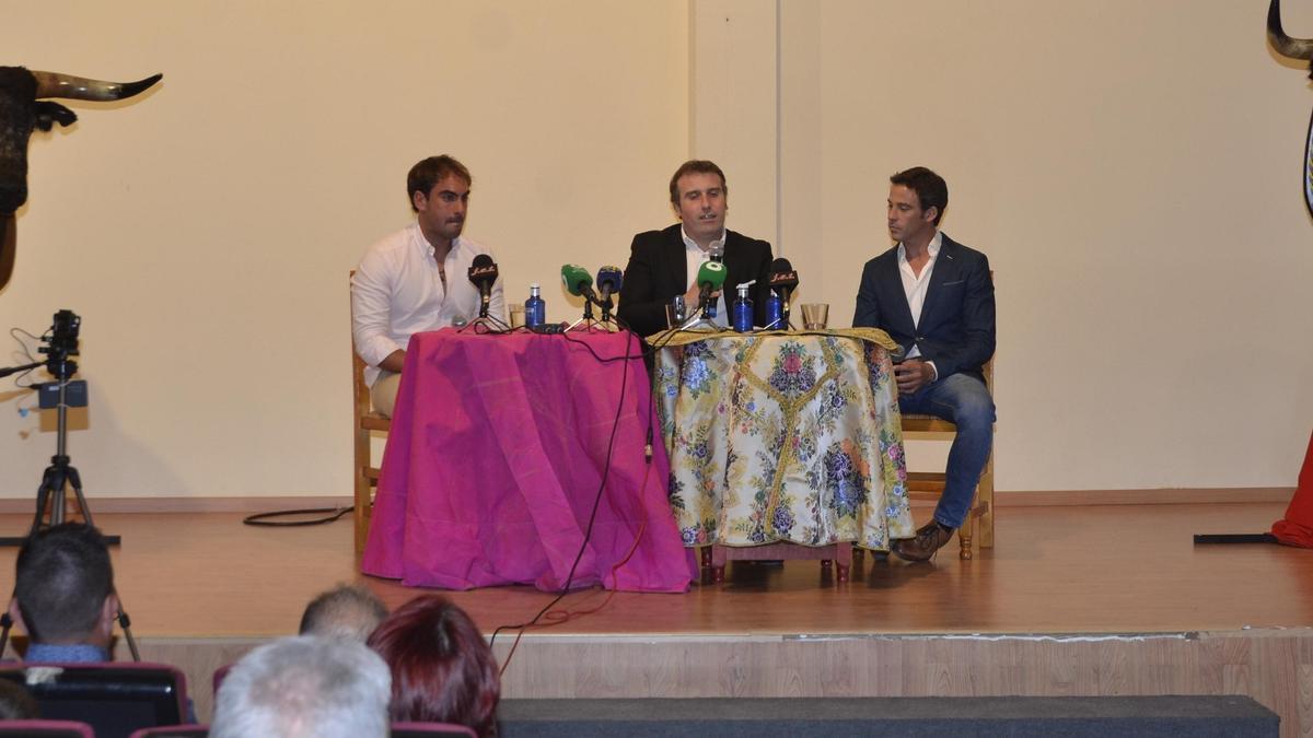 J. J. Diago ha moderado el coloquio taurino con Vicente Soler y Paco Ramos.