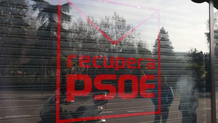 Escaparate de la oficina abierta por los críticos en la calle Ferraz, cerca de la sede oficial del PSOE. // Efe