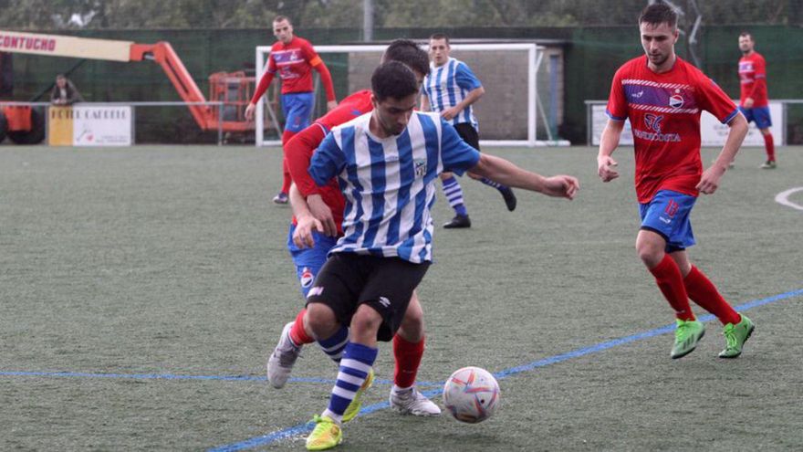 Una jugada del derbi entre Bahía y Domaio. | // SANTOS ÁLVAREZ