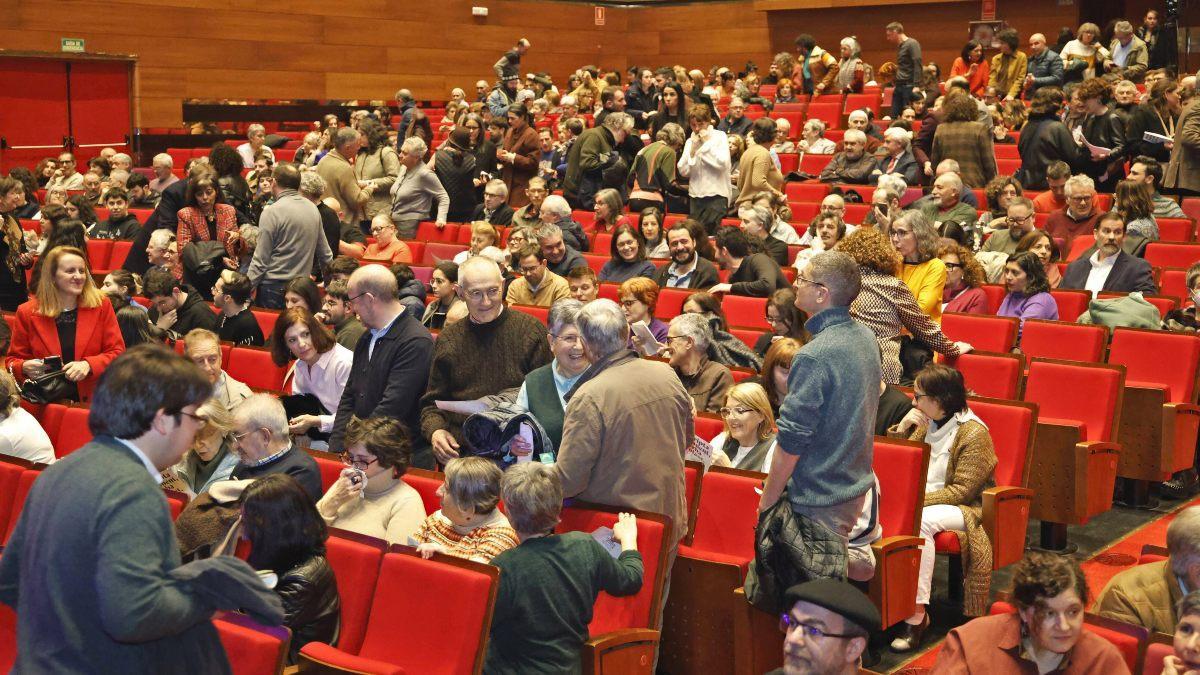 Parte del público que acudió al festival de los 50 años de la facultad de Filología de la USC.