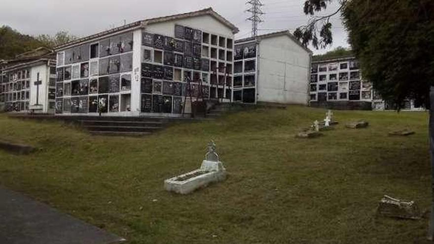 Un cementerio de Langreo ya desbrozado.