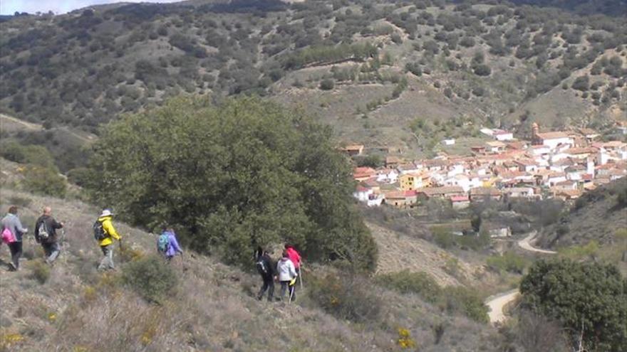 Más de 70 senderistas recorren el término municipal