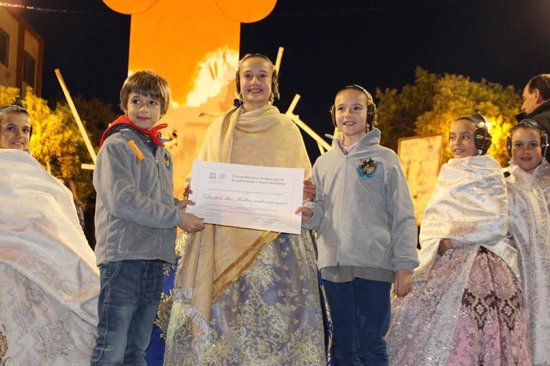 Entrega de los certificados de la Unesco a las Fallas infantiles