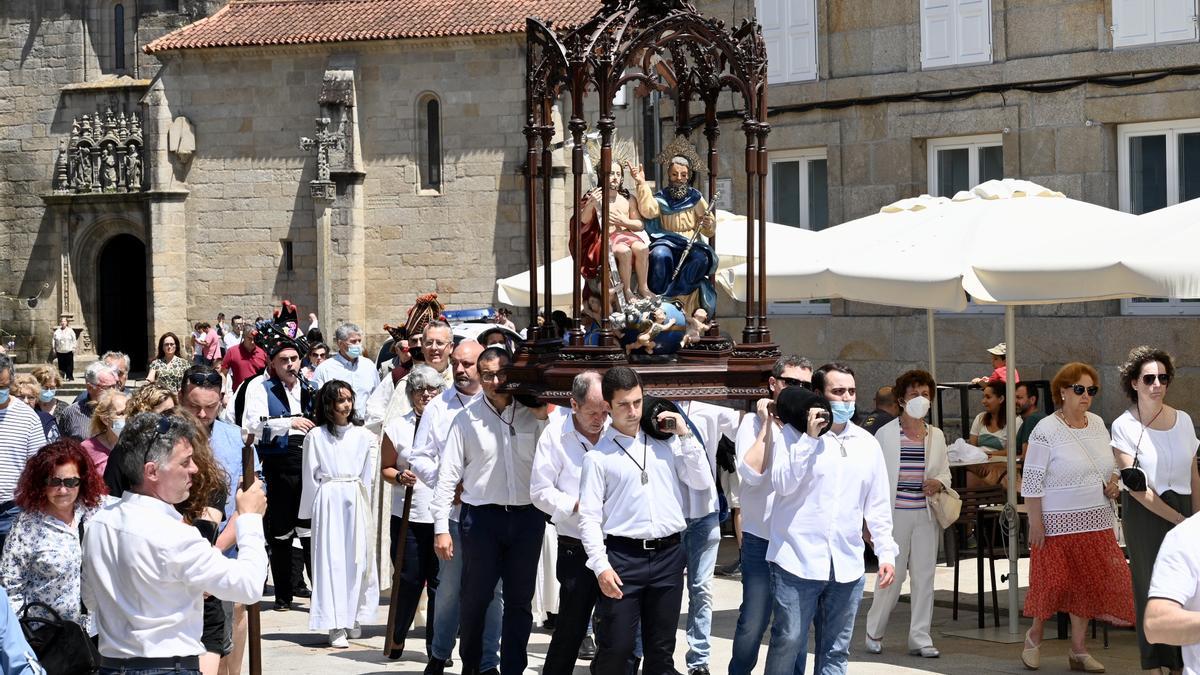 Salida de la imagen de la Santísima Trinidad desde la basílica.