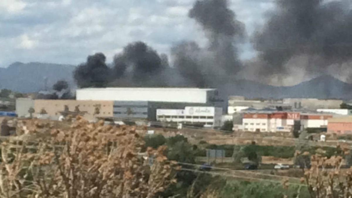Incendio en el polígono Fuente del Jarro Incendio en el polígono Fuente del Jarro