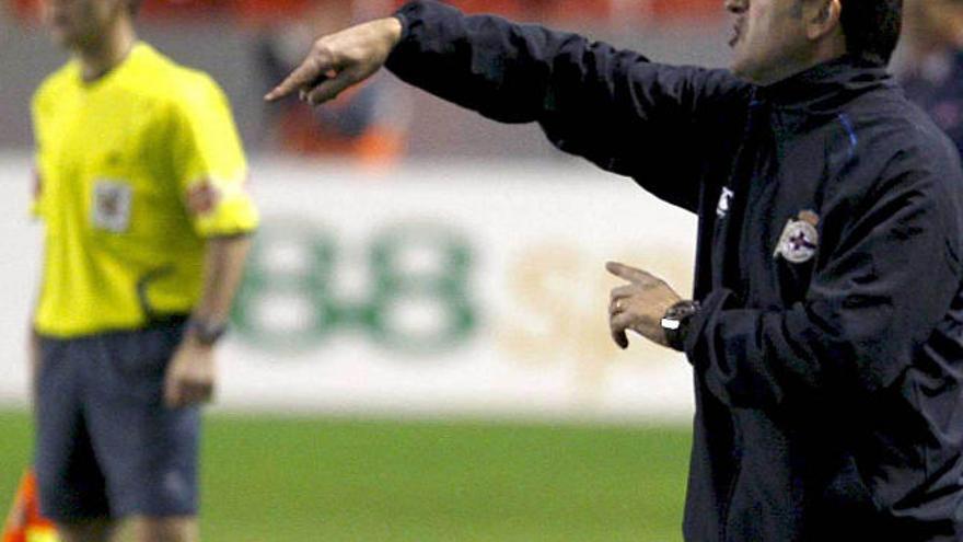 Lotina da instrucciones a sus jugadores desde la banda. / j. m. vidal