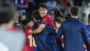 Pau Cubarsí celebra el triunfo sobre el Bayern Múnich en Montjuïc.