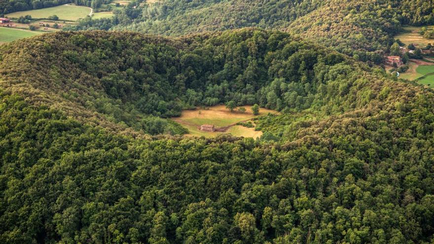 La ermita más bonita del mundo está en Cataluña: construida en la boca de un volcán, románica y perfecta para visitar en familia