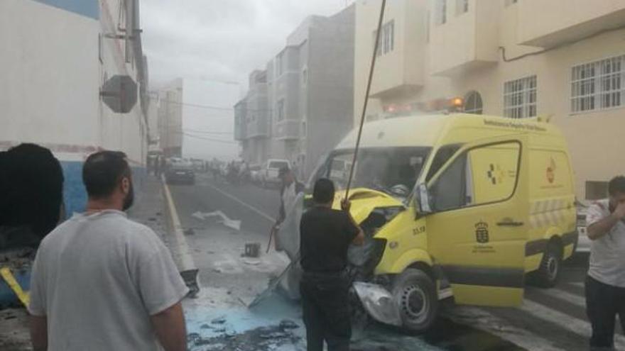 La ambulancia que colisionó y uno de los heridos, a la derecha.