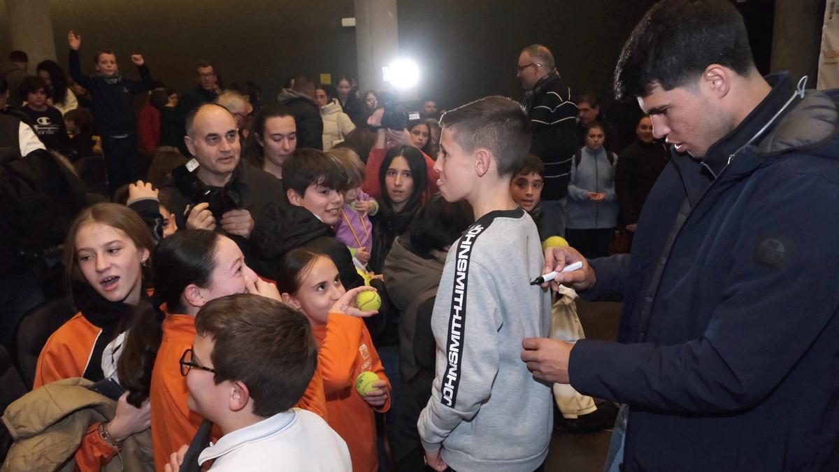 El tenista murciano se ha dado un baño de multitudes.