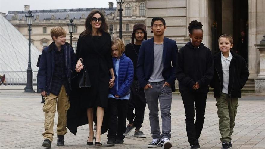 Angelina Jolie y sus 6 hijos dando un paseo por París.