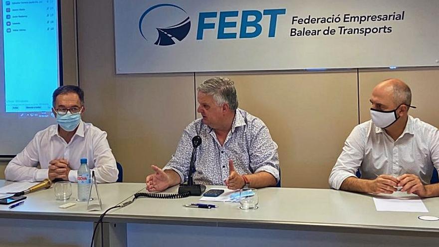 Rafel Roig (centro) durante la comparecencia de ayer. | FEBT