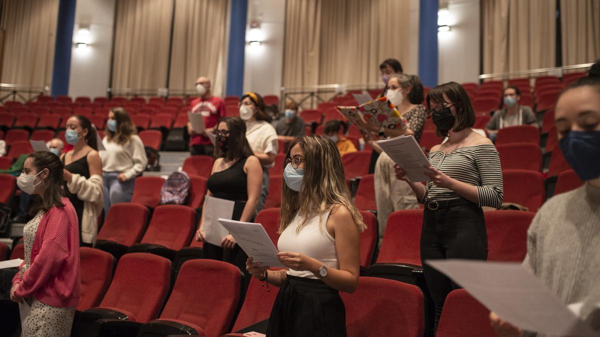 El coro es intergeneracional y este curso ha registrado un repunte en la participación de estudiantes.