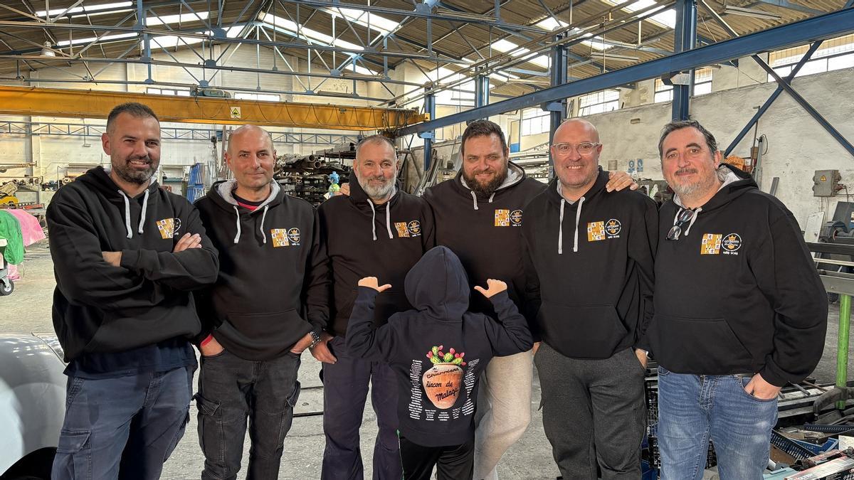 Los Hermanos Flores de ‘Talleres La Llave’ de Churriana, y los promotores de Churriana Histórica, esta semana con las sudaderas conmemorativas del 540 aniversario.