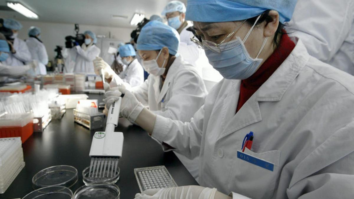 Investigadores realizan análisis de sangre en China.
