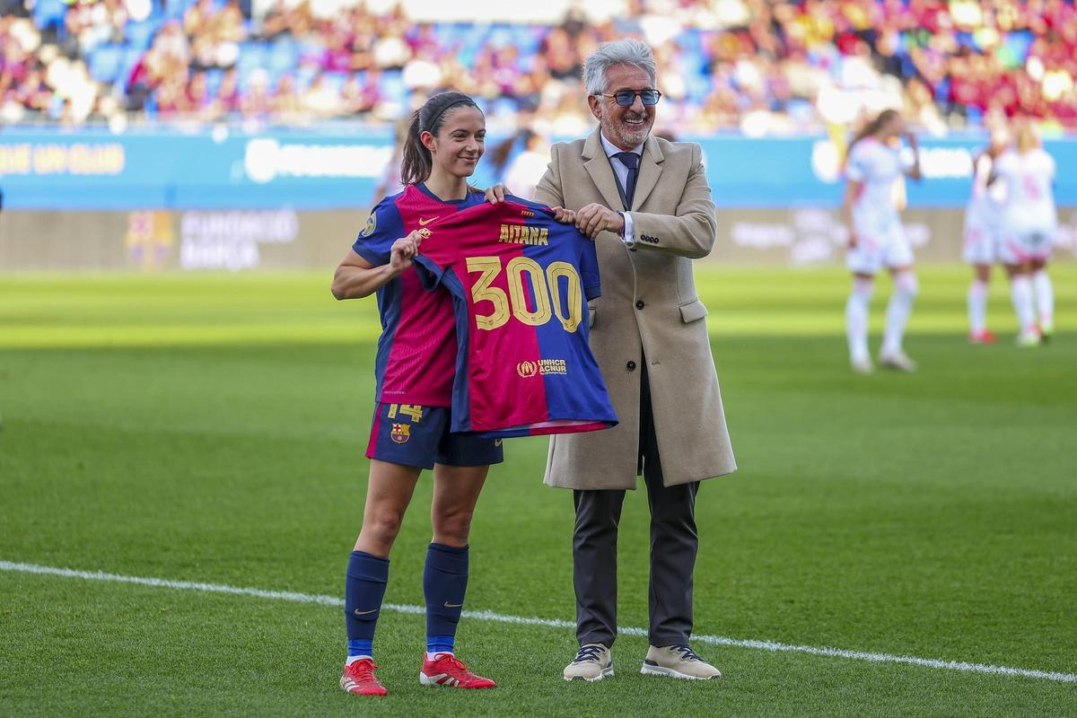 Xavi Puig con Aitana Bonmatí en el clásico femenino en la conmemoración de los 300 partidos de la centrocampista con el Barça