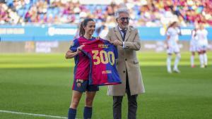 Xavi Puig con Aitana Bonmatí en el clásico femenino en la conmemoración de los 300 partidos de la centrocampista con el Barça