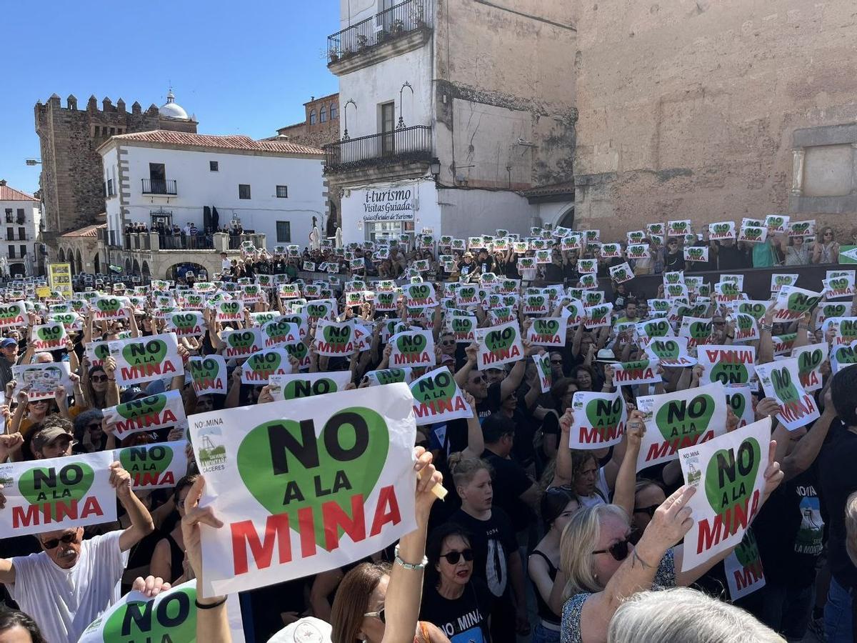 Vista de una manifestación multitudinaria en Cáceres contra una mina de litio en la Sierra de la Mosca.