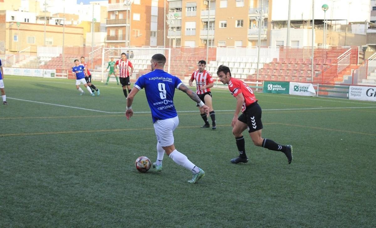 El Ontinyent controla el balón en el partido ante el Acero.