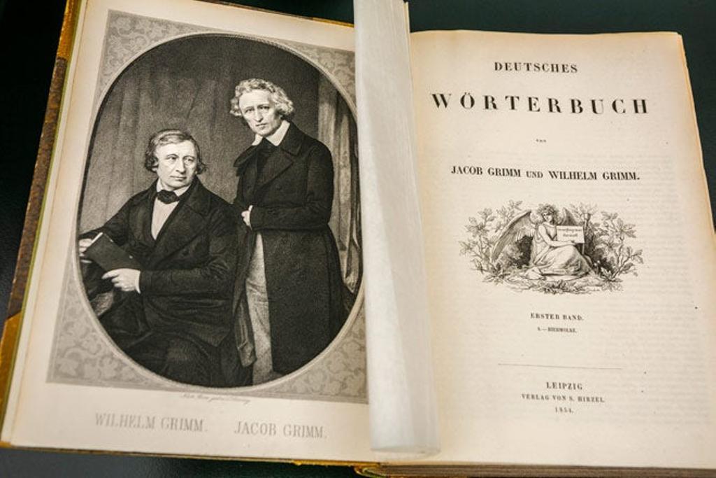 Ejemplar de uno de lo libros de los hermanos Grimm.