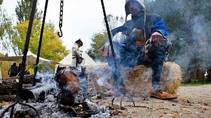 Uno de los comuneros del campamento entra en calor tras la batalla. | A.B