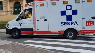Evacuado al HUCA y en estado muy grave tras caer probando una moto en Gijón