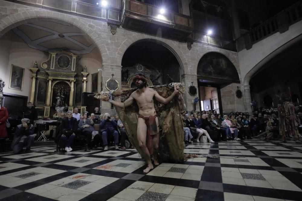 Un Via Crucis más intimista