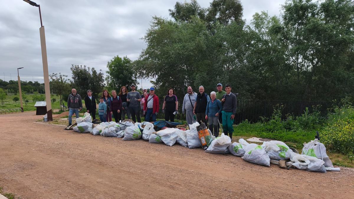 Grupo de voluntarios que han actuado en la recogida de basura.
