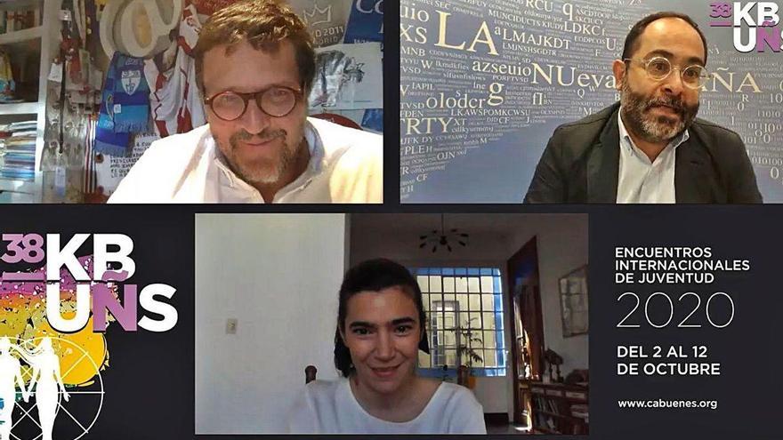 Por la izquierda, Rafael Rubio y Eduardo Lagar, con Fátima Micheo, debajo, ayer, durante la charla online.