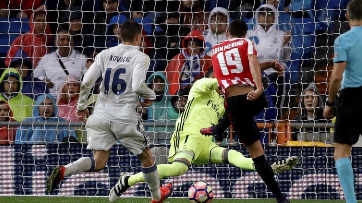 Sabin Merino marca el gol del empate a uno tras un mal despeje de Pepe