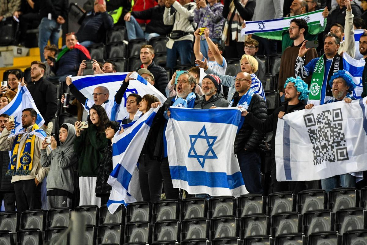 Aficionados de Israel antes del partido de clasificación del Mundial de 2026 ante Italia en Udine
