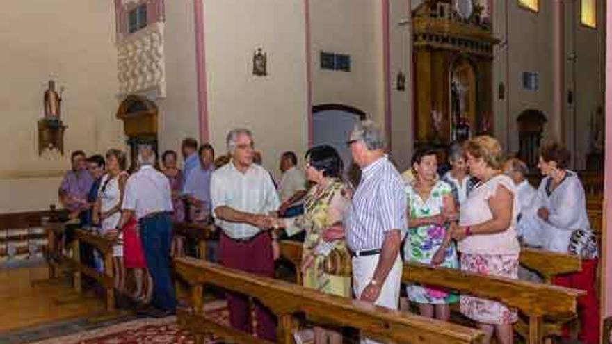 Los hombres y mujeres durante la misa.