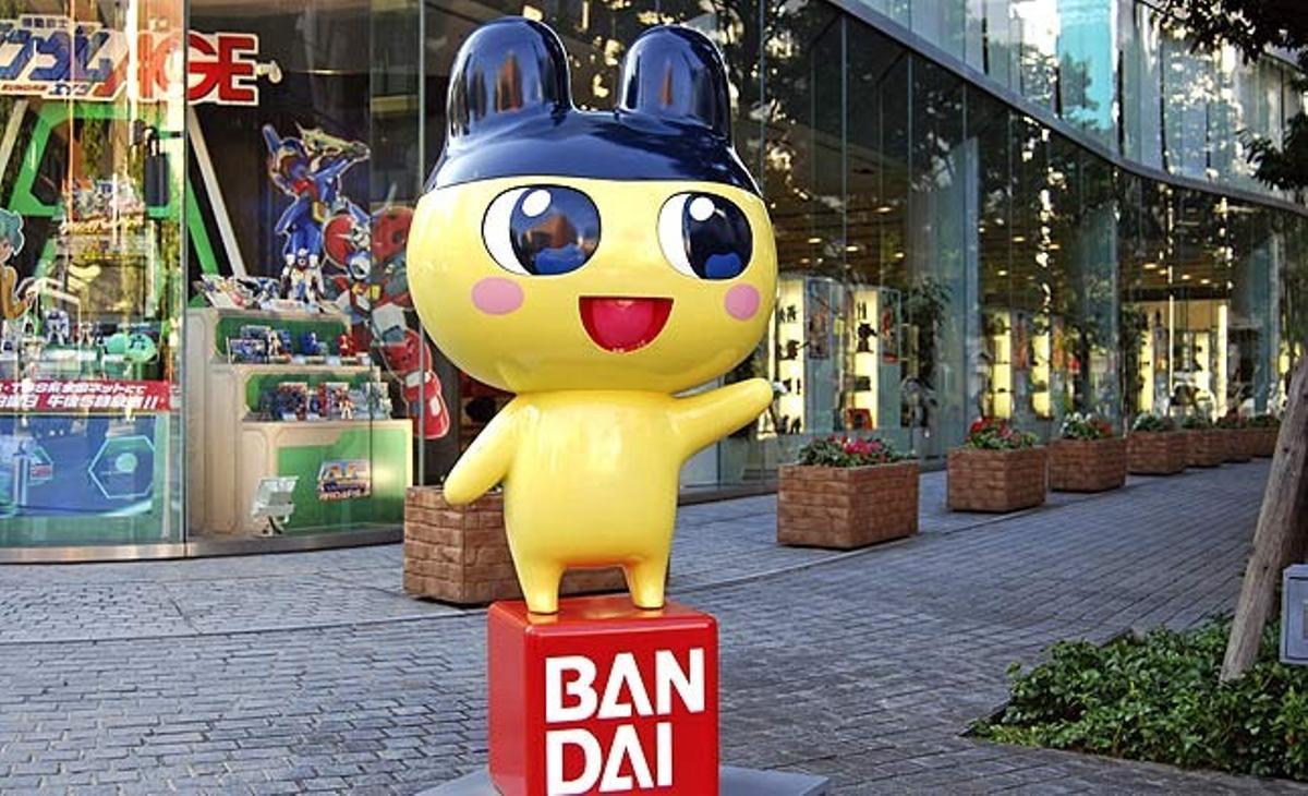 Un Tamagotchi gegant presideix l’entrada de l’oficina del fabricant de joguines Bandai, a Tòquio. Es compleixen 15 anys del llançament de la mascota virtual.