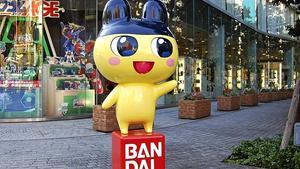 Un Tamagotchi gegant presideix l’entrada de l’oficina del fabricant de joguines Bandai, a Tòquio. Es compleixen 15 anys del llançament de la mascota virtual.