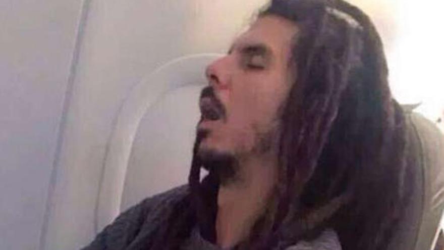 La imagen de un diputado de Podemos durmiendo se hace viral